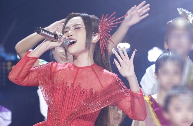 Revealing the image of Phuong My Chi in the Sing! final! Asia 2025. Photo: Sing Asia