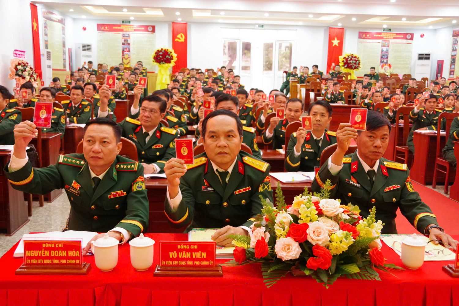 Cac dai bieu bieu quyet thong qua chuong trinh Dai hoi. Anh: Lam Hai