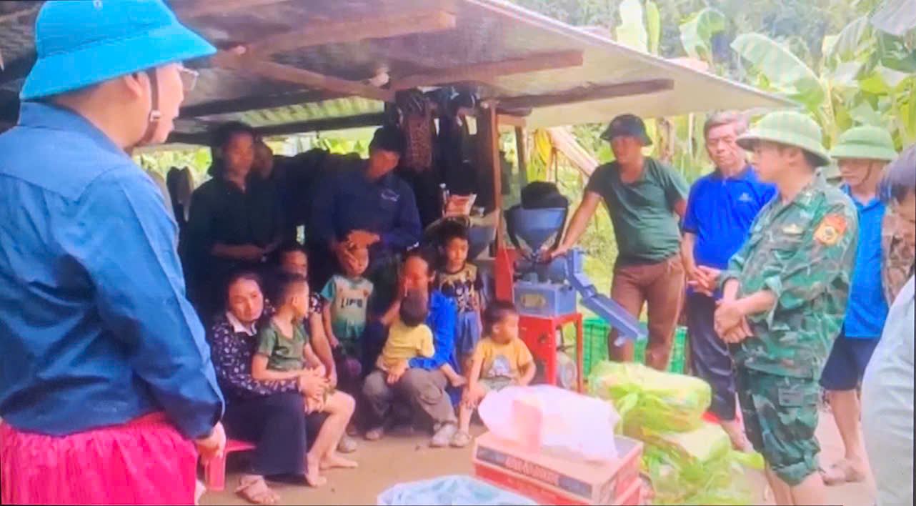 Sau 5 ngay bi co lap, den ngay 26.7, Bo doi bien phong da tiep can va cuu tro co ban duoc 21/21 ban tren dia ban xa. Anh: Bo doi Bien phong