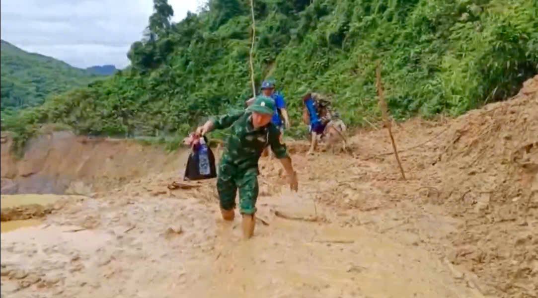 Ban Pha Mut nam cach trung tam xa Nhon Mai 8km nhung can bo, chien si phai di bo gan 8 tieng dong ho. Anh: Bo doi Bien phong