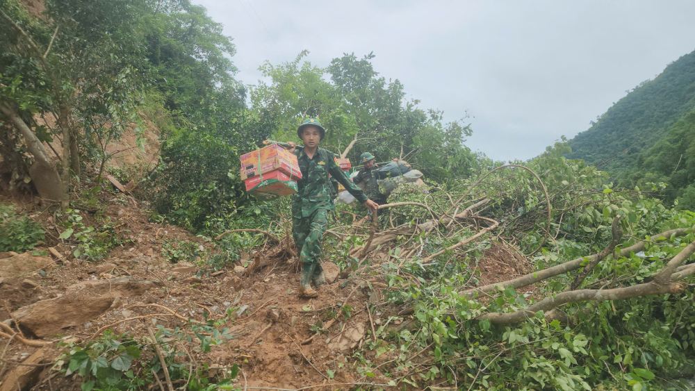 Bo doi Bien phong vuot lu, giao thong kho khan den voi cac ban bi anh huong do lu lut. Anh: Bo doi Bien phong