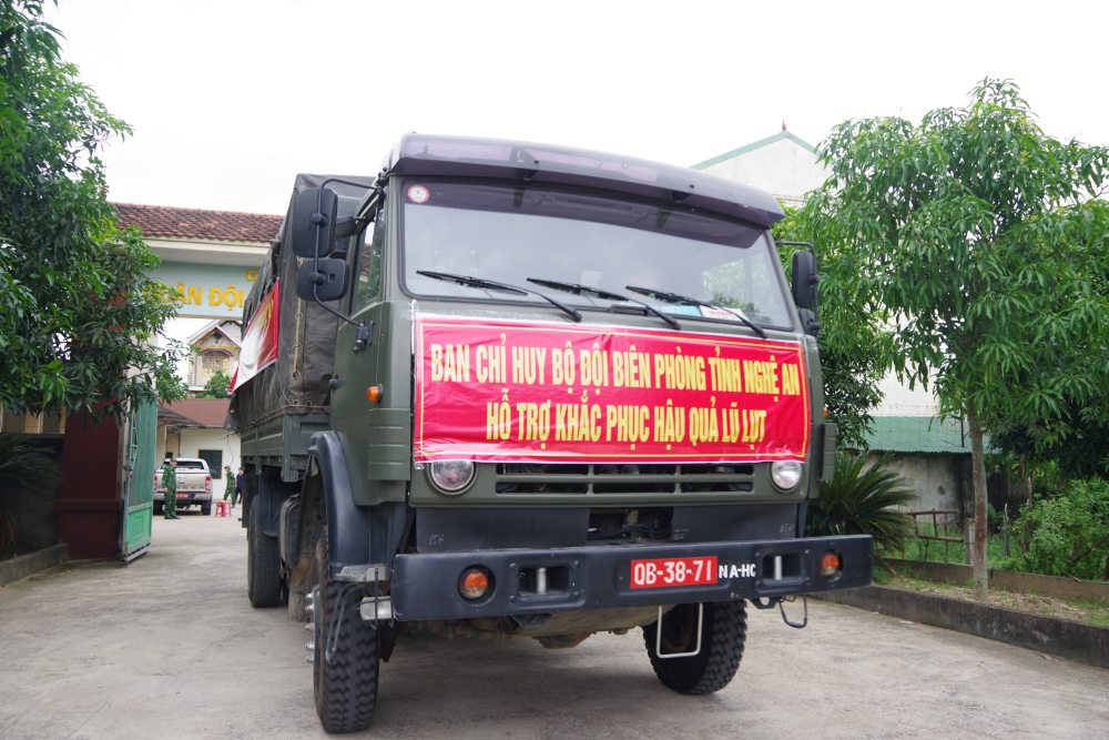 Bo doi Bien phong ho tro phuong tien van chuyen hang cuu tro huong ve dong bao vung bi lu lut. Anh: Bo doi Bien phong