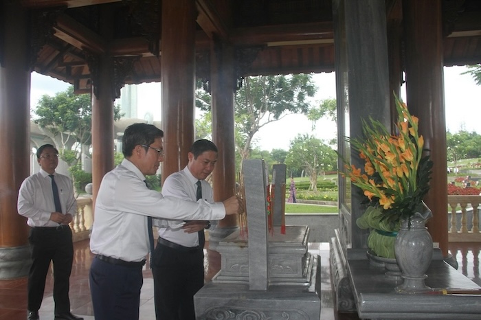 Delegacion de liderazgo central; Las provincias y ciudades vinieron a ofrecer incienso y ofrecieron flores en el Monumento Heroico Heroico Vietnamita en Da Nang. Foto: Thanh Dai