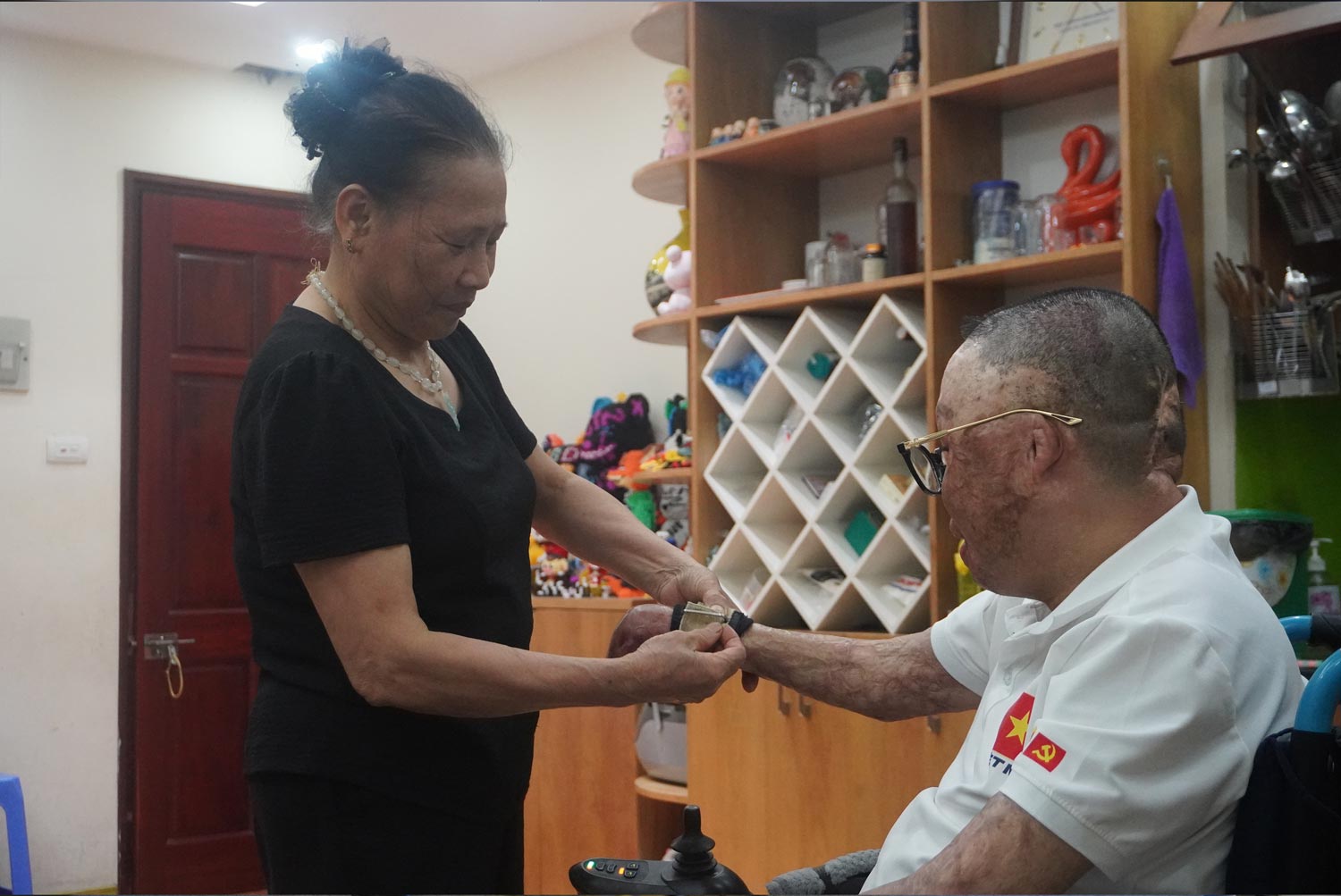 Nho vao dai tay, anh Duong co the gan thia de tu an com, khong can phu thuoc vao nguoi nha. Anh: Hoang Xuyen