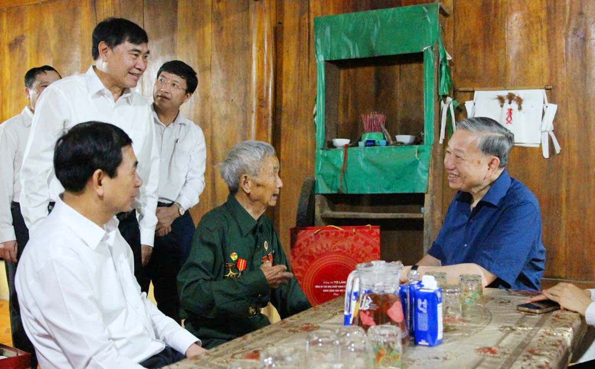 Tong Bi thu To Lam tham hoi, tang qua gia dinh chinh sach tai xa bien gioi Si Pa Phin. Anh: Thanh Binh
