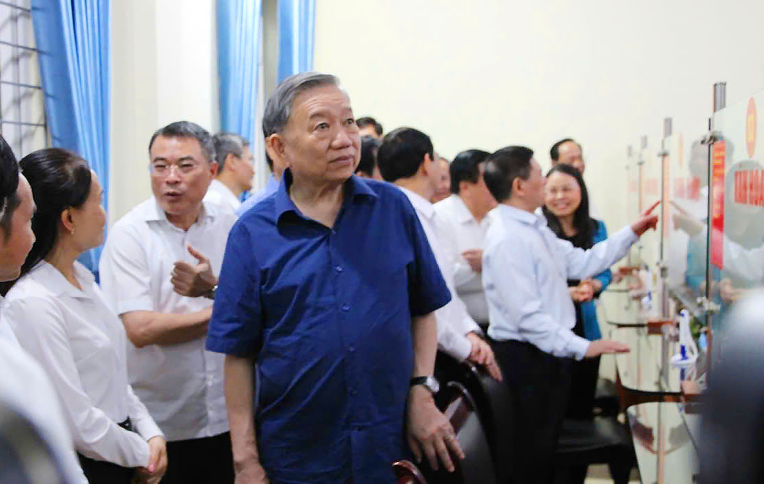 Tong Bi thu kiem tra Trung tam phuc vu hanh chinh cong xa Si Pa Phin, tinh Dien Bien. Anh: Thanh Binh