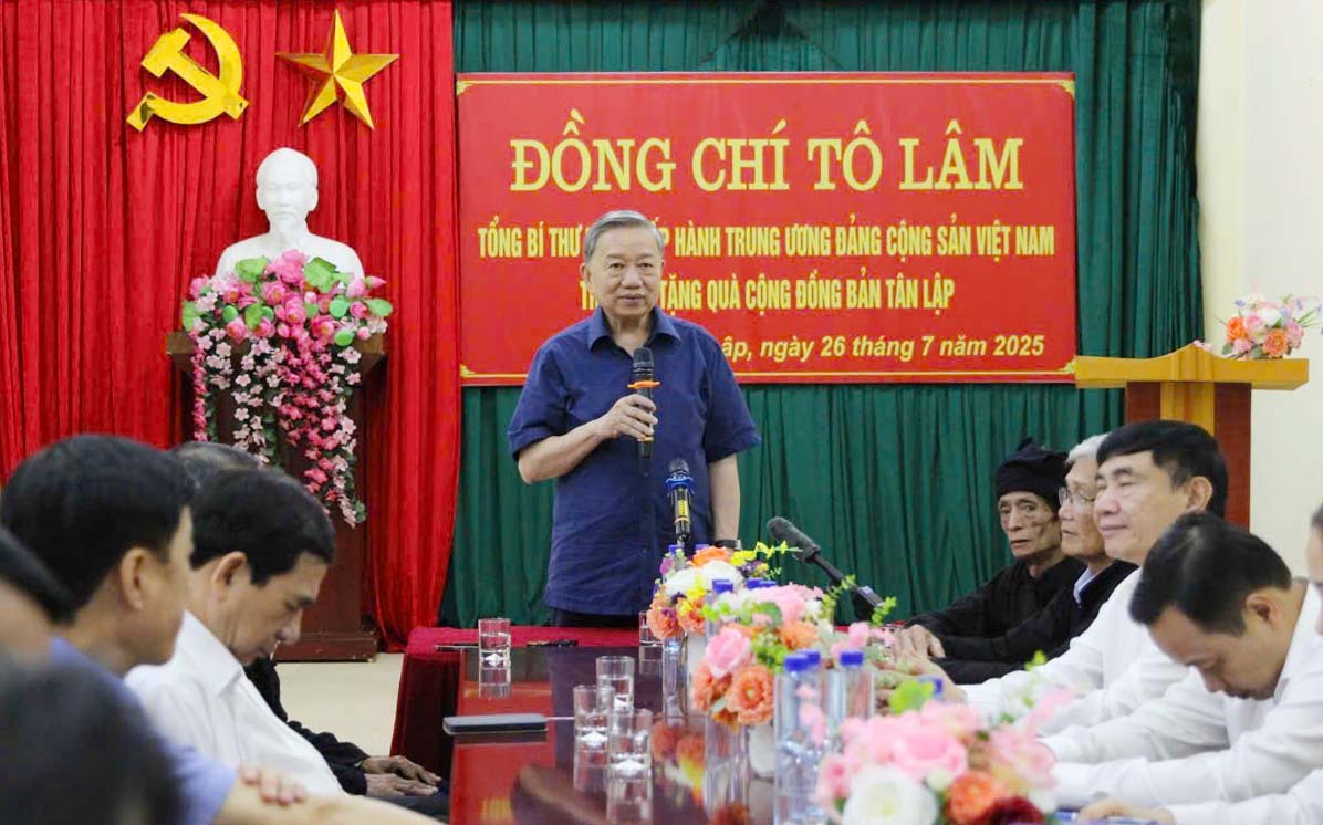 Tong Bi thu To Lam phat bieu tai buoi lam viec voi xa bien gioi Si Pa Phin, tinh Dien Bien. Anh: Thanh Binh