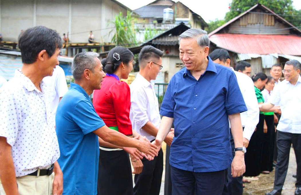General Secretary To Lam visited the cadres and people of the border commune of Si Pa Phin. Photo: Thanh Binh