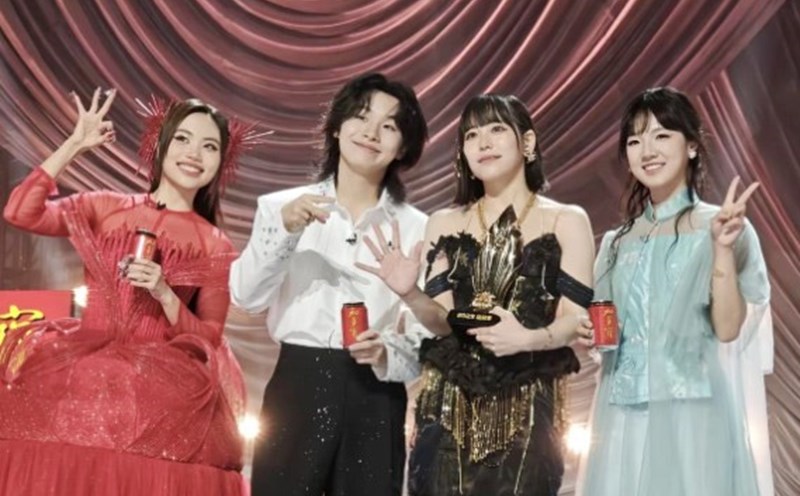 Phuong My Chi with 3 contestants in the final. Photo: Cut from clip