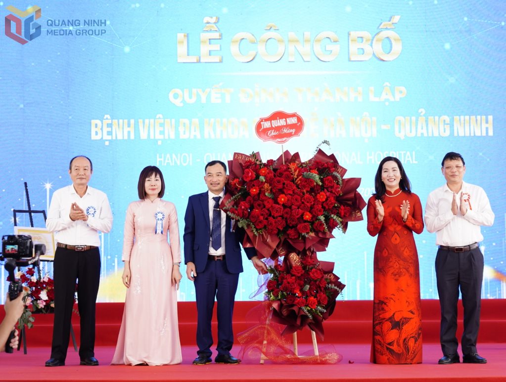 Lanh dao tinh Quang Ninh tang hoa chuc mung doi ngu y, bac si cua benh vien. Anh: Trung tam Truyen thong tinh Quang Ninh