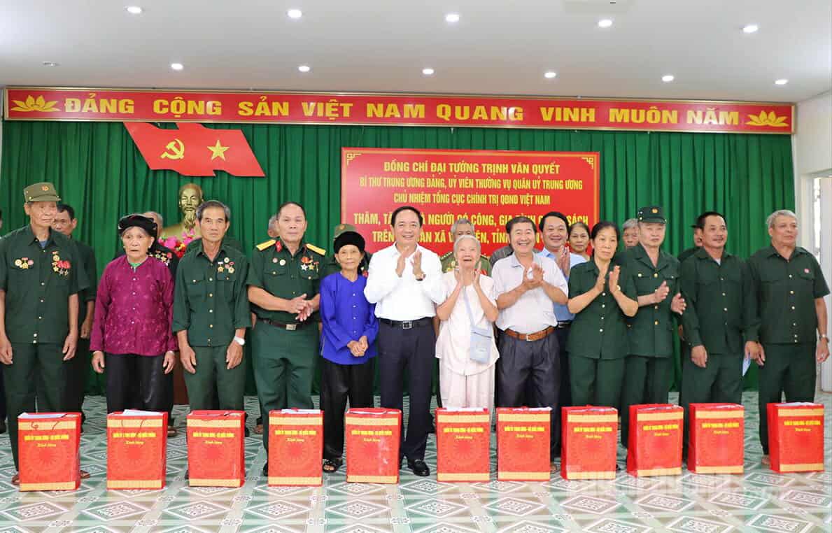 General Trinh Van Quyet presented gifts to the wounded soldiers in Tuyen Quang. Photo: Van Nghi