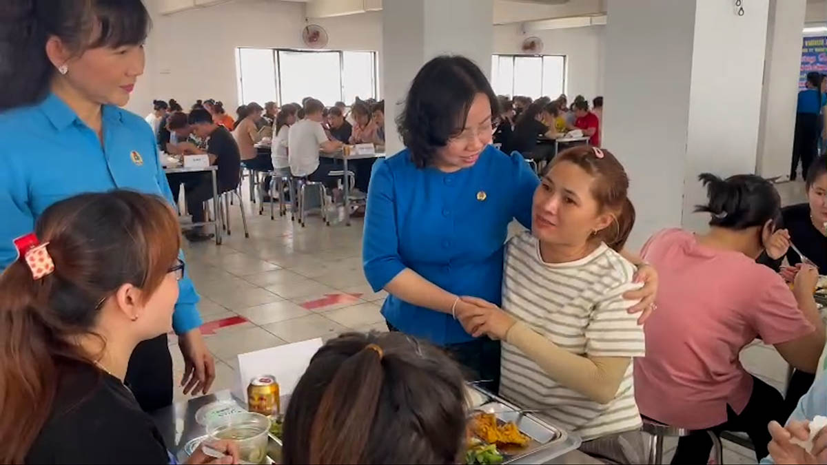 호치민시 노동자 2 000명을 위한 따뜻한 노동조합 사랑 식사. 사진: Dinh Trong