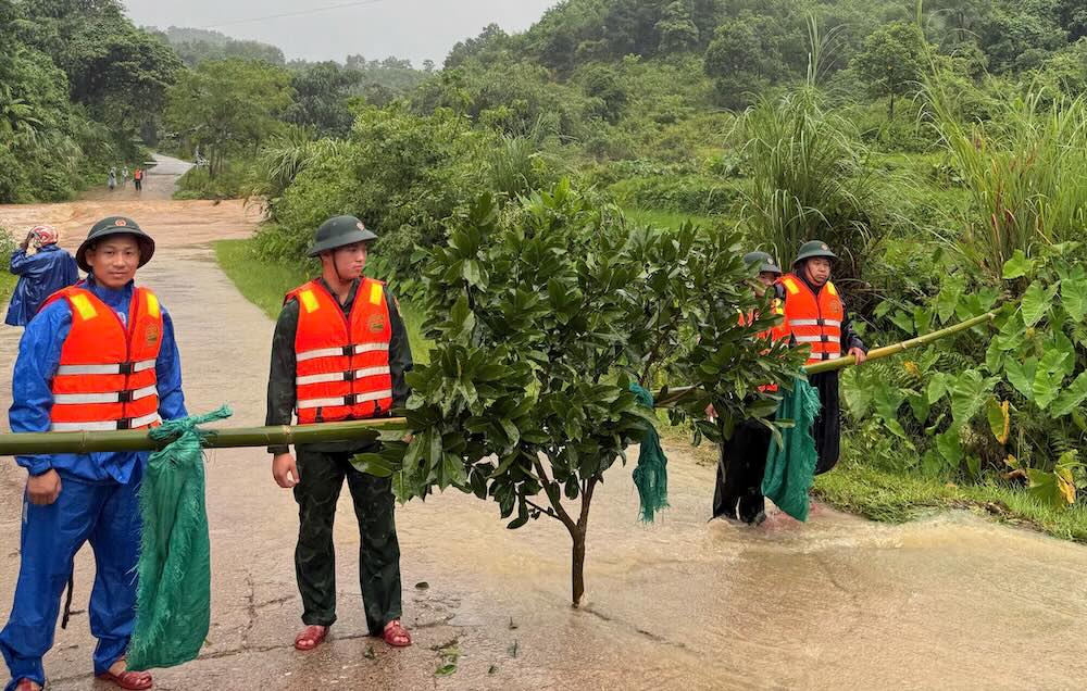 大雨、多くの道路が寸断され、国境警備隊が洪水地点に警報を発令し、封鎖するために動員されました。写真:H. Nguyen