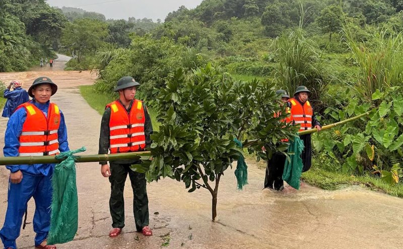 Heavy rain, many roads were cut off, Border Guards were mobilized to set up warnings and checkpoints at flooded areas. Photo: H. Nguyen