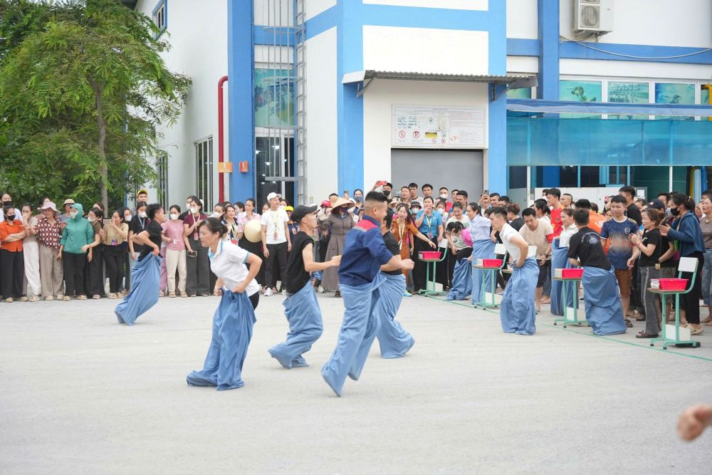 Cac doi thi dua nhau tranh tai tai hoi thi. Anh: Thu Thao