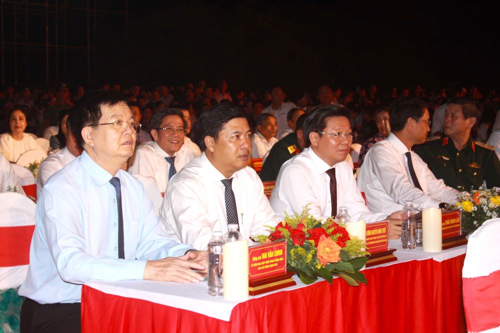 Ong Mai Van Chinh, Uy vien BCH Trung uong Dang, Pho Thu tuong Chinh phu du chuong trinh nghe thuat dac biet “Ban hung ca bat diet“. Anh: Tran Thi