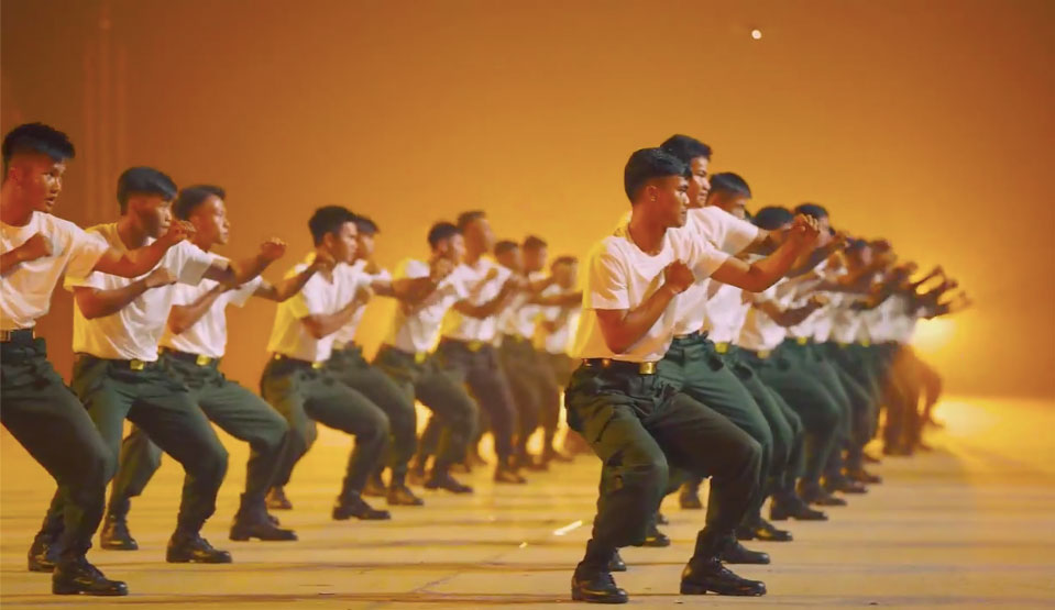 무술 동작 합동 공연에 참여하는 공안 전사. 영상 캡처: 공안부