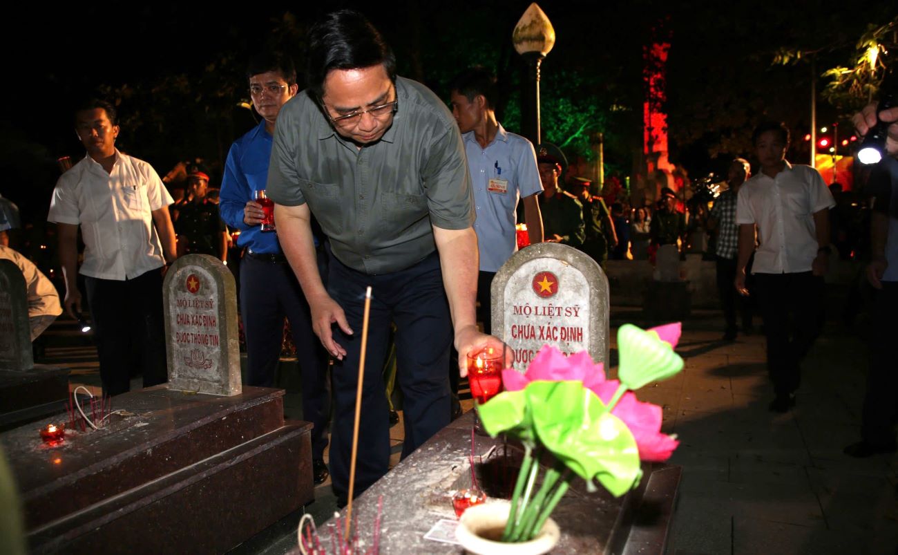 Thu tuong Chinh phu Pham Minh Chinh thap ngon nen dat len cac phan mo liet si o Nghia trang liet si Quoc gia Truong Son. Anh: Cong Sang