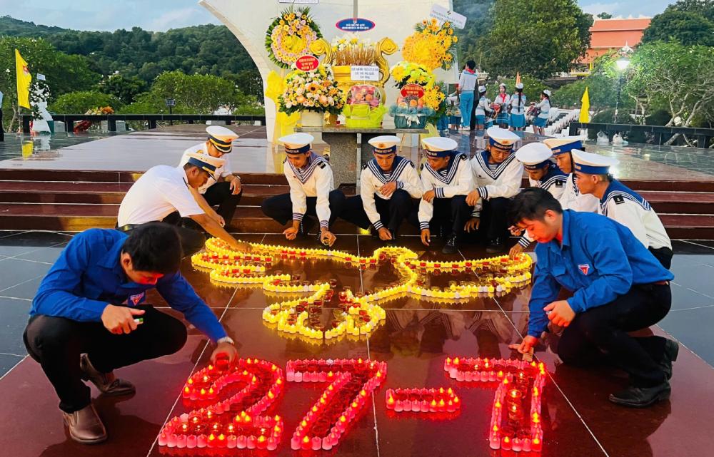 Can bo, doan vien thanh nien Vung 5 Hai quan lam cong tac chuan bi cho Le dang huong – Thap nen tri an tai Nghia trang liet si Dac khu Phu Quoc. Anh: BTL V5HQ
