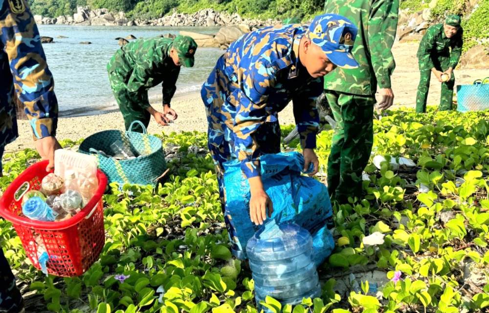 Officers and youth union members of the 615th Artillery Station, Regiment 551, Naval Region 5 coordinated with the Hon Chuoi Border Guard Station Party Cell to clean the coast. Photo: BTL V5HQ