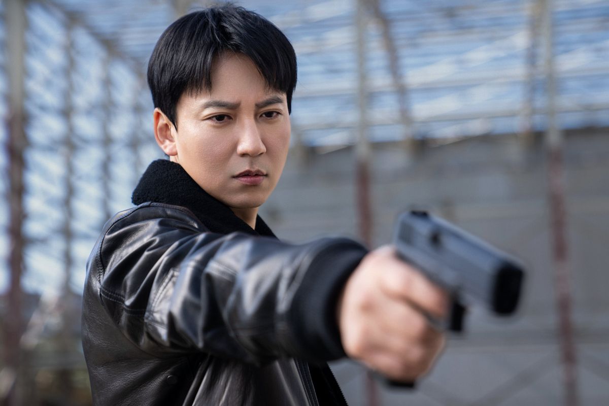 Kim Nam Gil in the movie "The gun". Photo: Netflix
