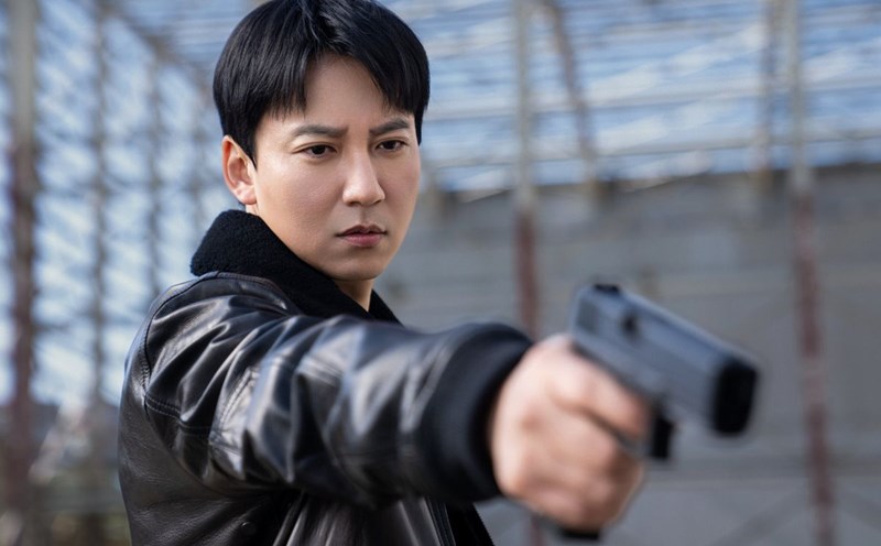 Kim Nam Gil in the movie "The gun". Photo: Netflix