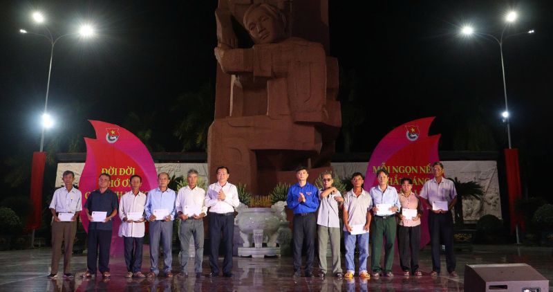 Doan vien thanh nien trao qua tri an cac gia dinh chinh sach tren dia ban tinh Vinh Long. Anh: Hoang Loc