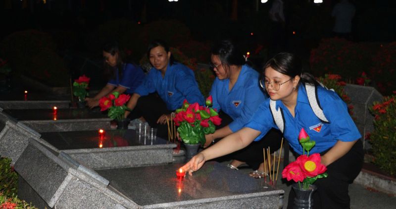 Cac ban doan vien thap nen tri an, tuong nho cac anh hung liet si tai Nghia trang liet si tinh Vinh Long. Anh: Hoang Loc