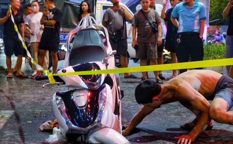 Thanks to the front bumper, the front of the car did not fall into the hole. A large number of curious people came to see.
