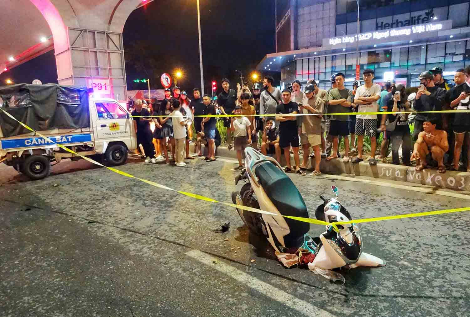 Den hon 22h, chiec xe van chua duoc dua len. Cac don vi chuc nang lien quan da co mat de xac minh nguyen nhan, tim phuong an xu ly.