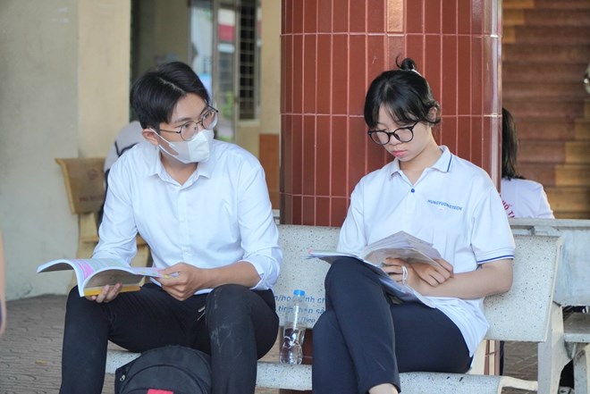 Many parents and students are interested in the tuition fees of universities. Photo: Chan Phuc