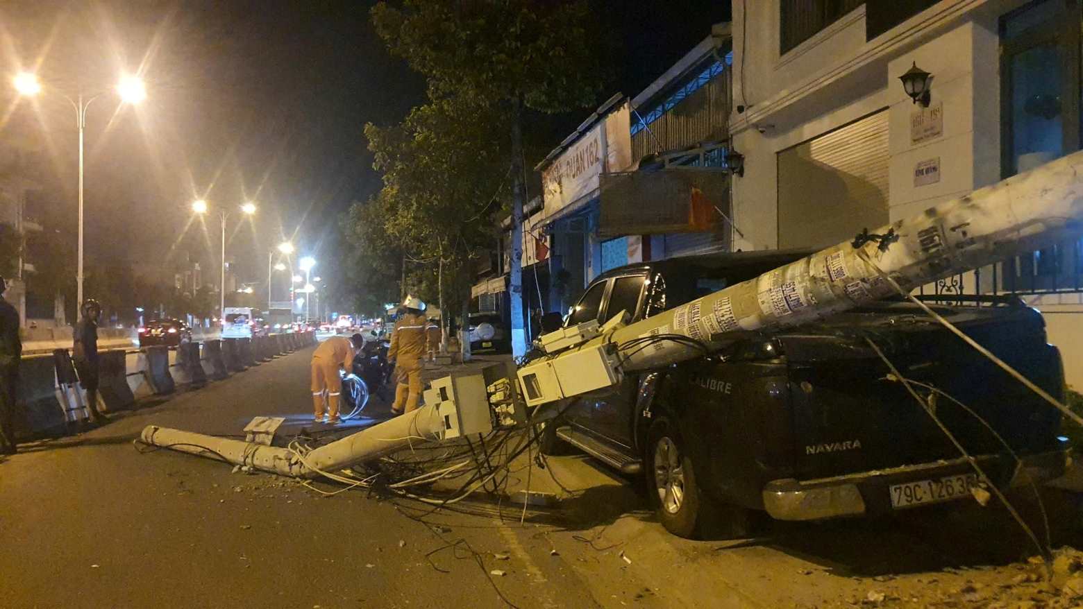 Nha Trang(Khanh Hoa 지방)의 Nguyen Tat Thanh 대로에서 전봇대를 부러뜨린 덤프 트럭 현장. 사진: Phuong Linh