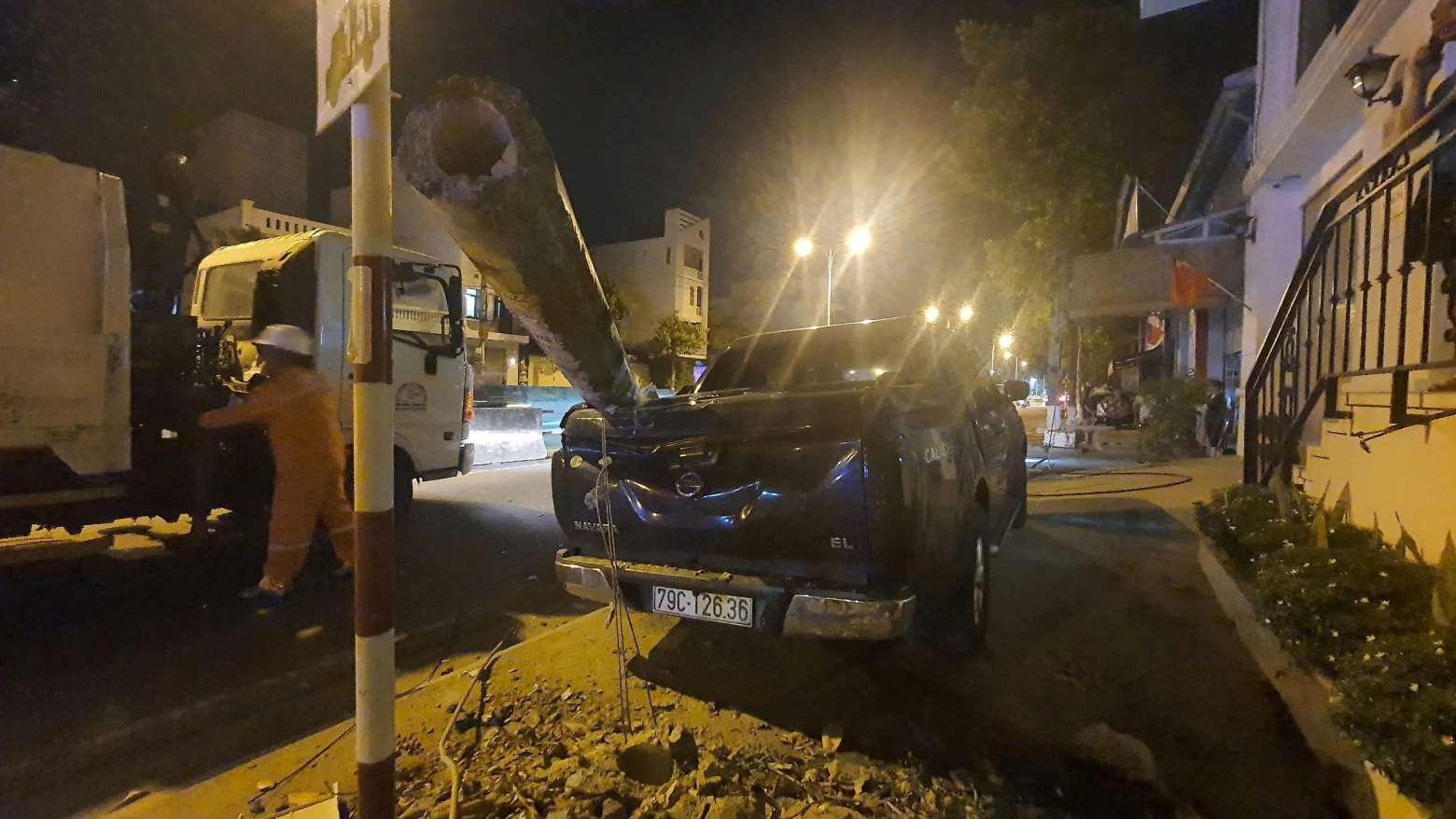 Xe ben keo manh khien tru dien ha ap gay roi va vang vao thung xe ban tai dau tren via he. Anh: Phuong Linh