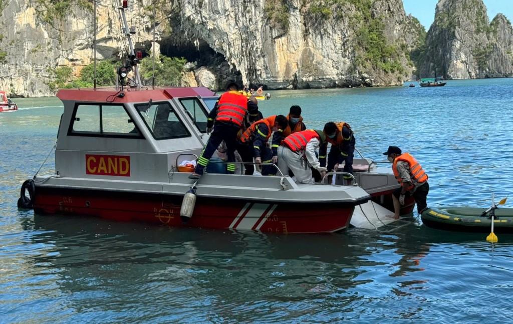Les forces de l'ordre procedent a l'evacuation du corps de la derniere victime du bateau de sauvetage. Photo : Police de Quang Ninh