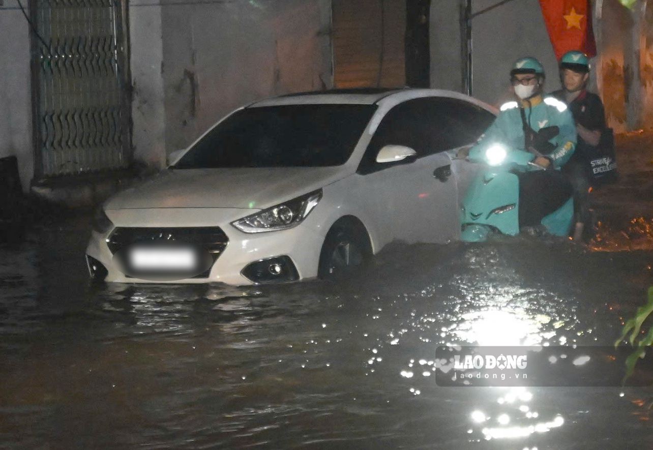 Toi 26.7, tai Ha Noi xuat hien mua lon khien nhieu tuyen pho xay ra tinh trang ngap ung. Theo ghi nhan vao luc 22h tai duong Quyet Thang (phuong Yen Nghia, Ha Noi) xay ra tinh trang ngap sau.
