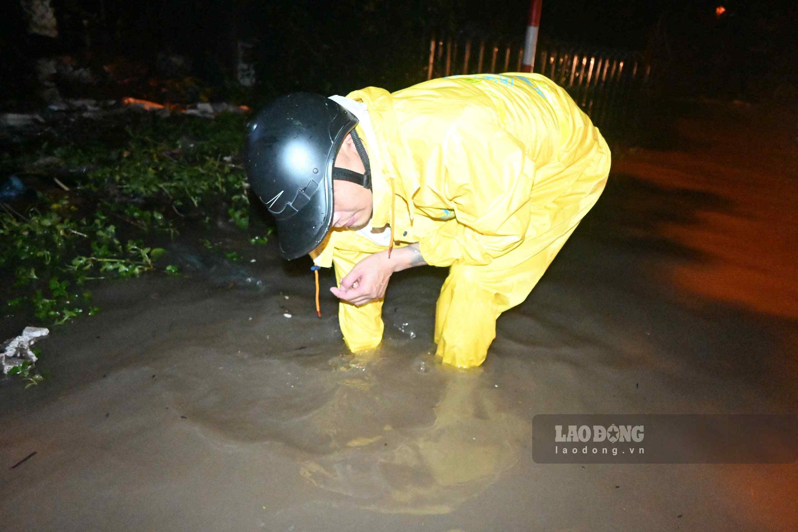 Luc luong chuc nang tien hanh thoat nuoc de xu ly tinh trang ngap ung.