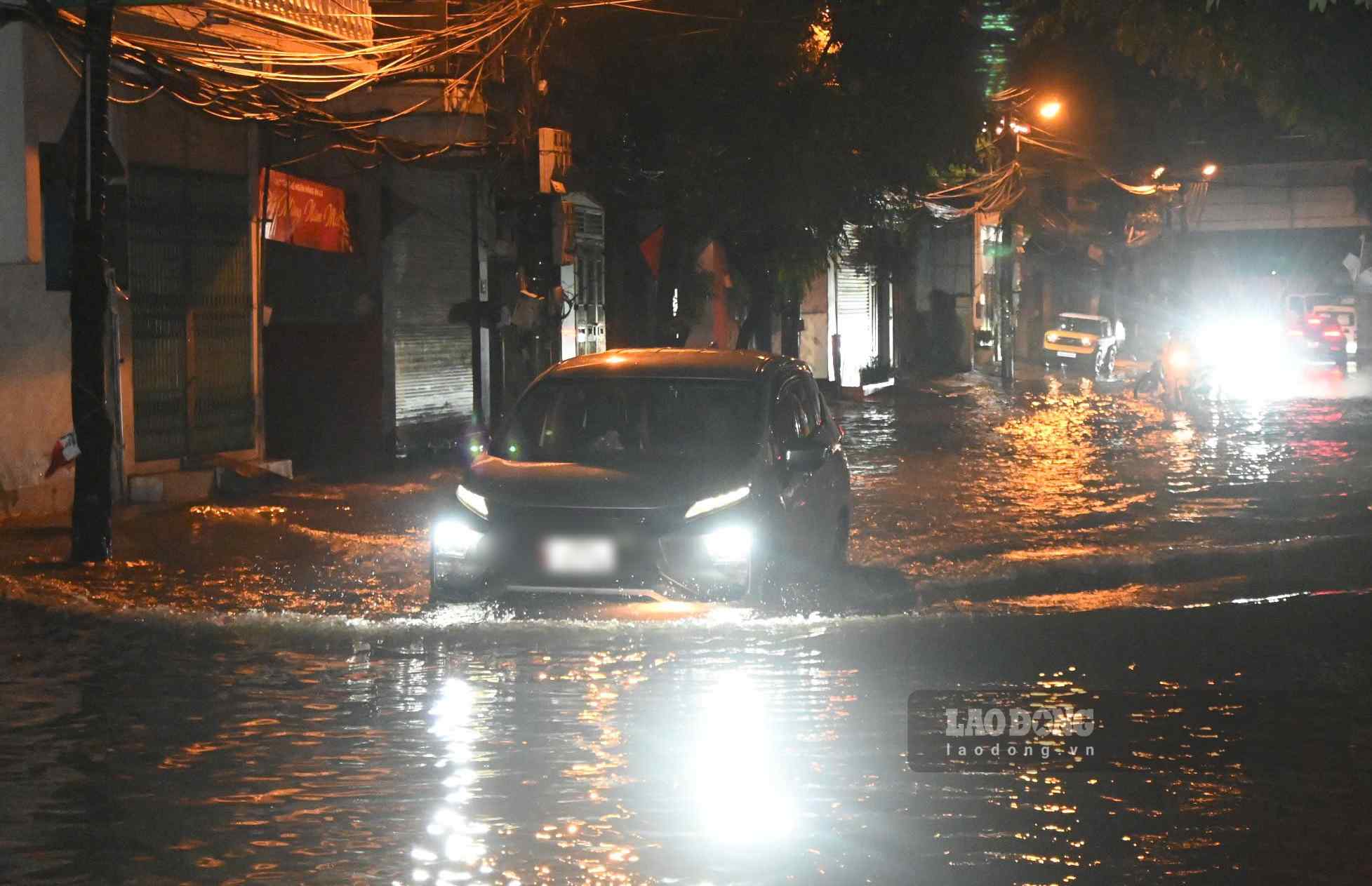 Co quan khi tuong du bao ngay 27.7, khu vuc Thu do Ha Noi chieu toi va dem co luc co mua rao va dong. Mua lon duoc du bao se gay anh huong lon den giao thong, nguoi dan can theo doi thong tin va co phuong an di chuyen phu hop de tranh cac khu vuc ngap ung. 