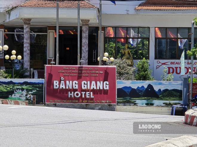 Lien tuc thua lo, khach san Bang Giang bi chu so huu thoai von, rao ban. Anh: Tan Van