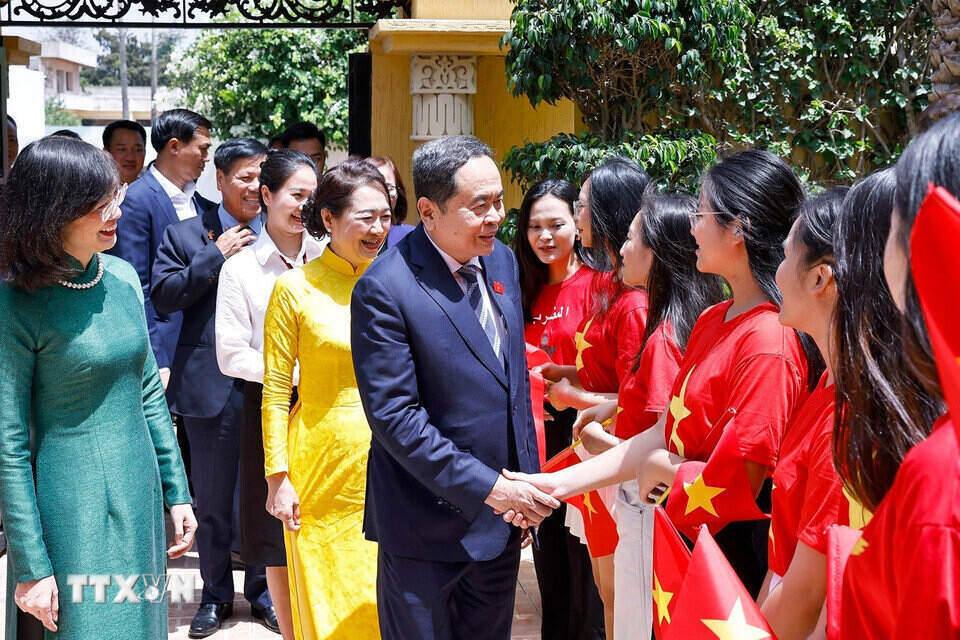 Politburo member and National Assembly Chairman Tran Thanh Man and his wife Nguyen Thi Thanh Nga met with officials and staff of the Embassy and the Vietnamese community in Morocco. Photo: VNA