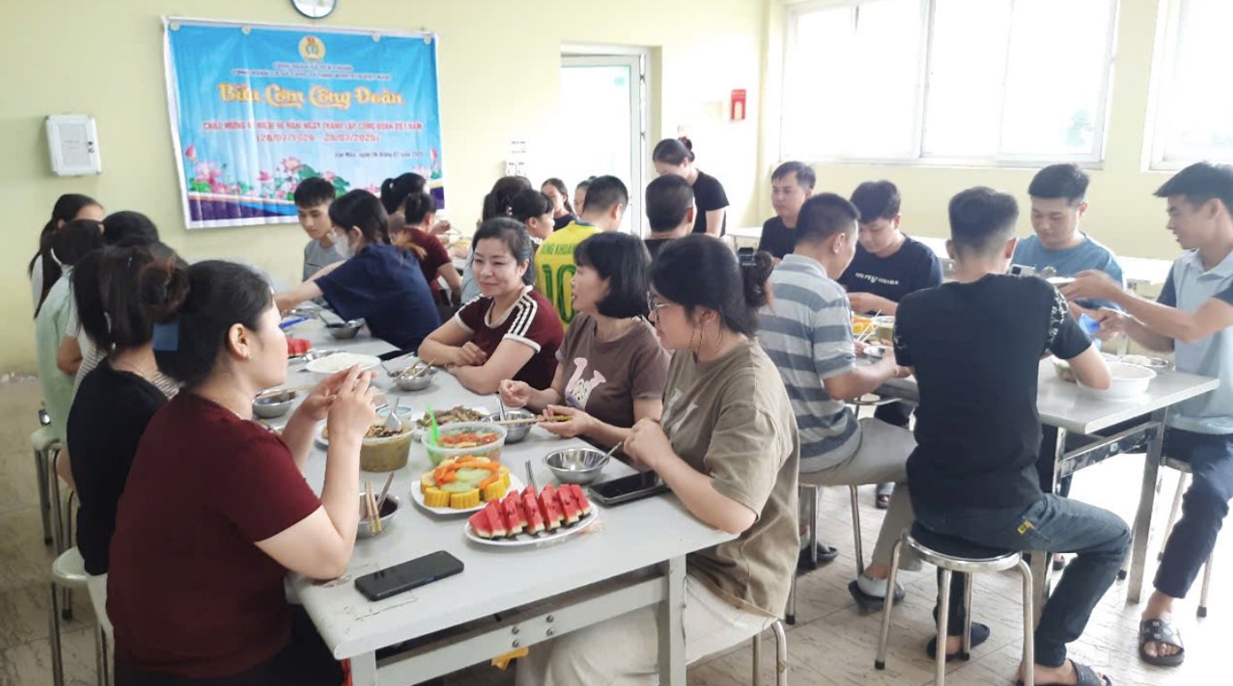 노동조합 점심 식사에 참석한 노동조합원. 사진: 응우옌후옌