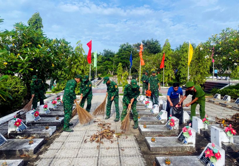 Can bo, chien si Don Bien phong Cua khau quoc te Ha Tien cung cac luc luong tham gia quet don tai Nghia trang Liet si phuong Ha Tien. Anh: La Nguyen