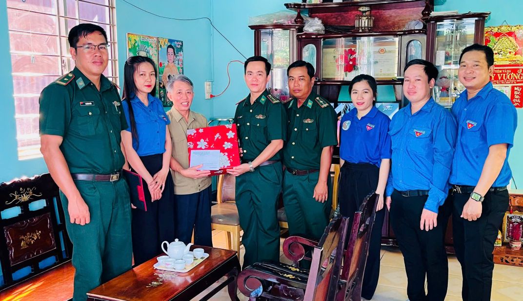 Chi huy Don cung Doan thanh nien tham hoi tang qua cho cac gia dinh thuong binh, liet si. Anh: La Nguyen