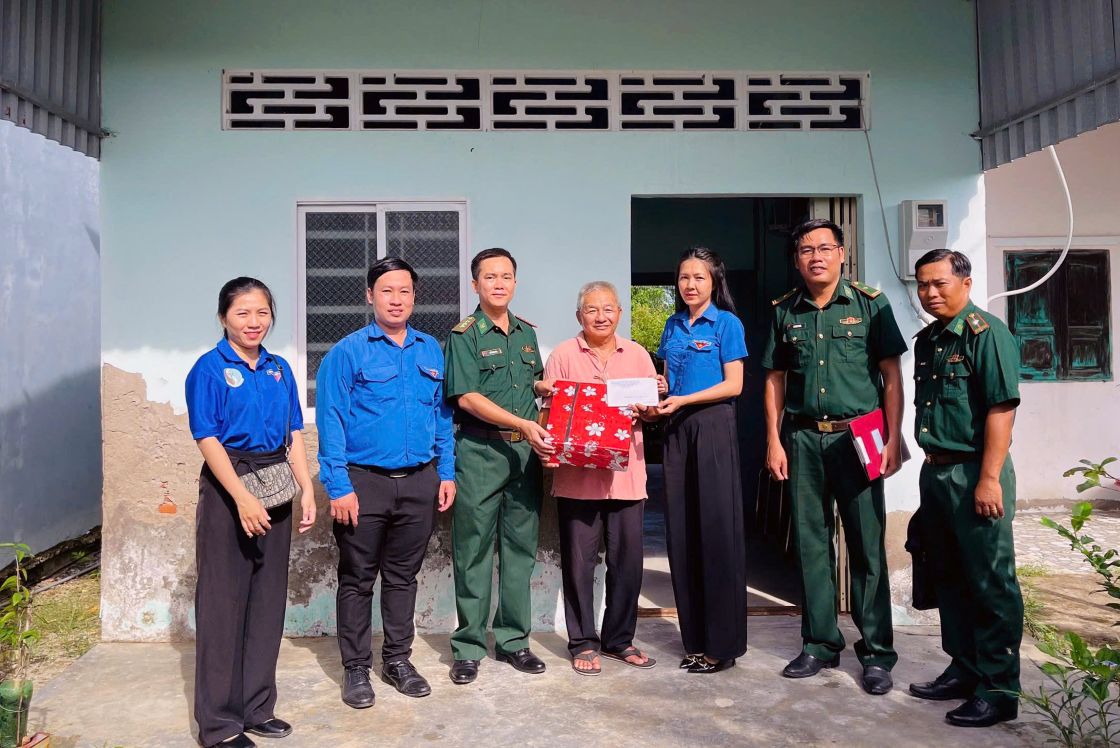 Tang qua cho gia dinh co cong voi nuoc. Anh: La Nguyen