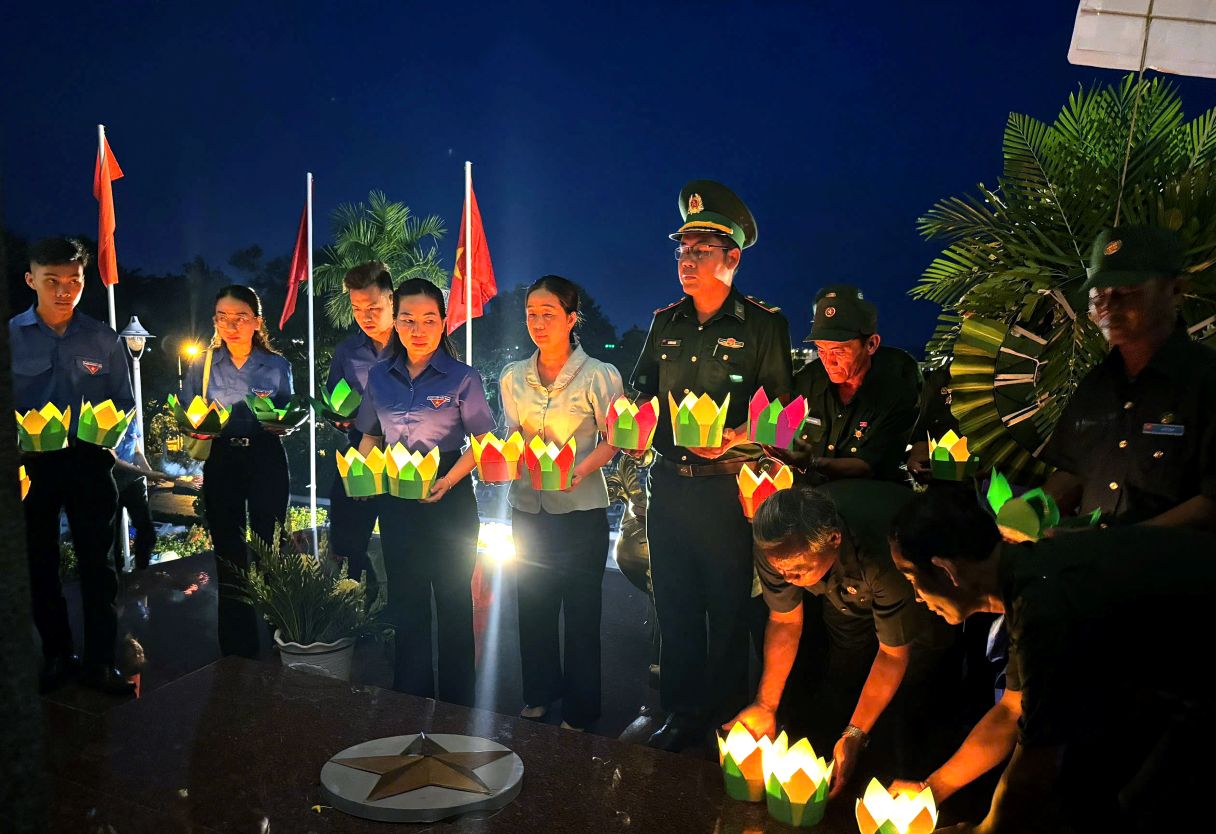 Trang nghiem nghi thuc thap nen tri an tai Den Tuong niem tai Nghia trang Liet si phuong Ha Tien. Anh: La Nguyen