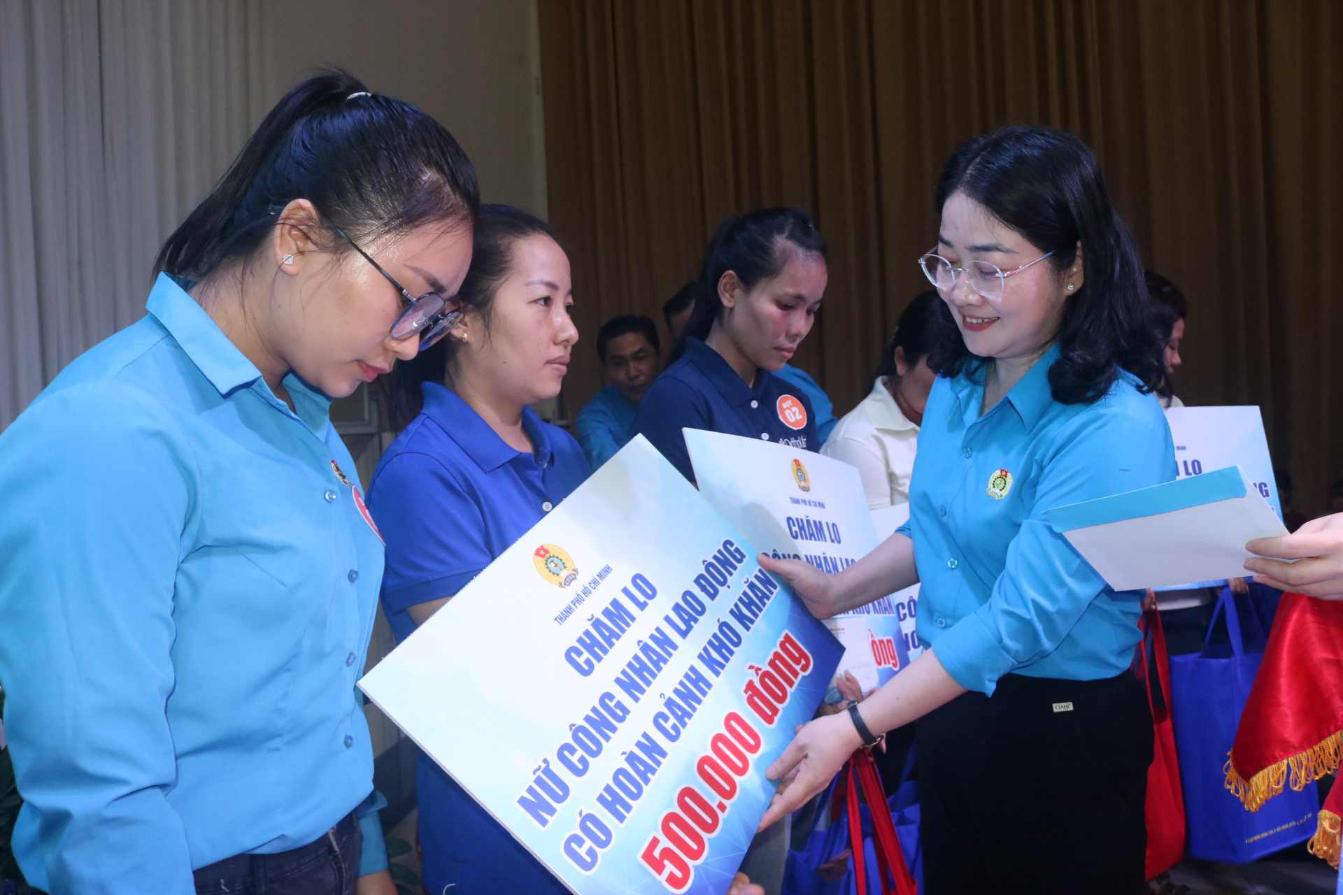 Ba Nguyen Kim Loan - Pho Chu tich LDLD TPHCM trao qua cho cong nhan lao dong kho khan. Anh: Dinh Trong