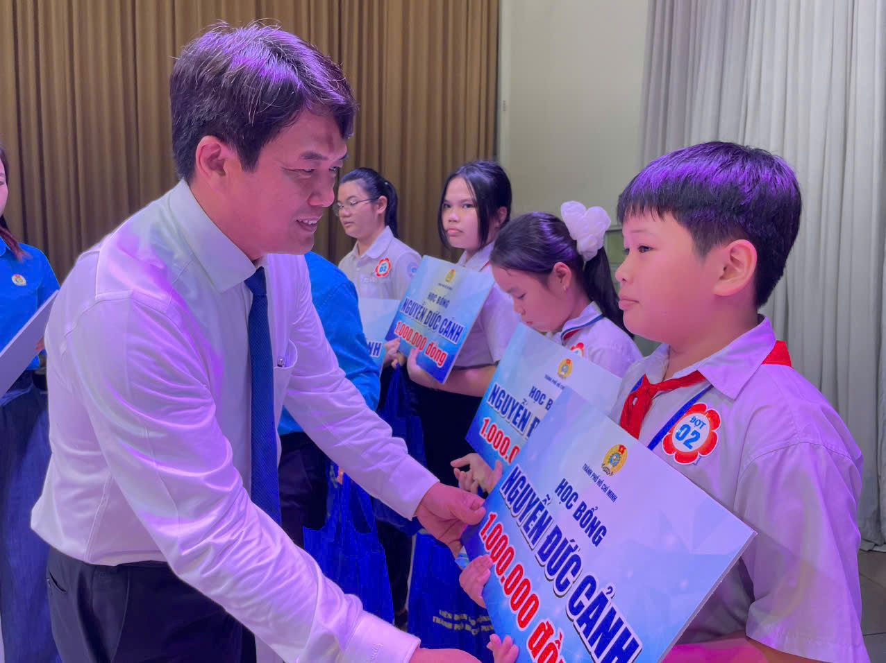 Ong Bui Thanh Nhan - Chu tich LDLD TPHCM trao hoc bong cho hoc sinh. Anh: Dinh Trong
