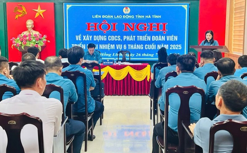 Conference to review the work of developing union members and announce the establishment of the Northern Grassroots Union Cluster. Photo: Ha Tinh Trade Union
