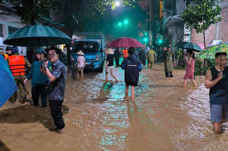 Mot so khu vuc tai xa Song Ma, tinh Son La bi ngap sau tu 21h30 ngay 26.7. Anh: Truong Son