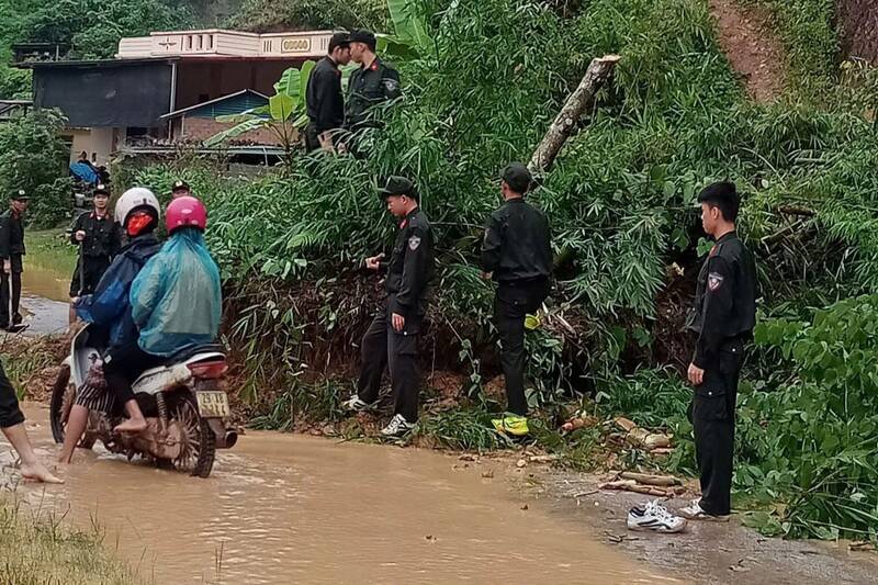 Luc luong chuc nang khac phuc hau qua do mua lu tai xa Huoi Mot. Anh: Truong Son
