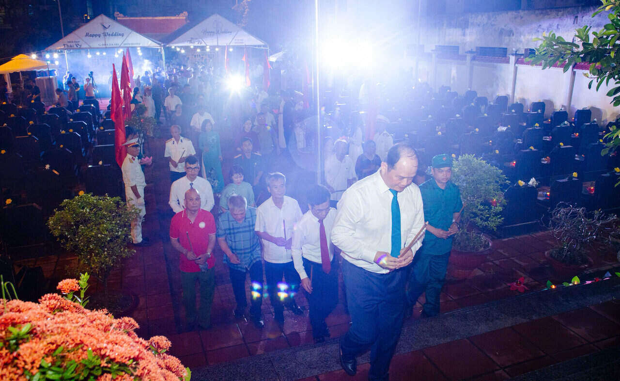 Phuong Hai Duong, TP Hai Phong khac ghi cong on liet si bang ngon nen tri an. Anh: Quoc Tung  
